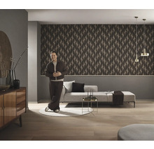 Moderná obývacia izba s geometrickou tapetou, pohovkou a príručným stolíkom