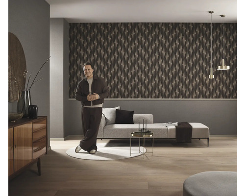 Moderná obývacia izba s geometrickou tapetou, pohovkou a príručným stolíkom