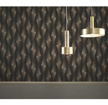 Izba s geometrickou tapetou a dvoma závesnými svetlami