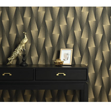 Scéna s komodou s dekoratívnymi predmetmi a vzorovanou tapetou