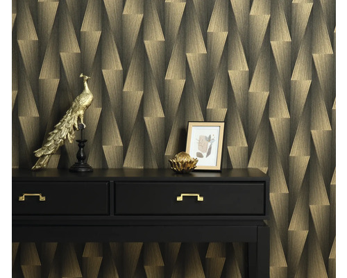 Scéna s komodou s dekoratívnymi predmetmi a vzorovanou tapetou