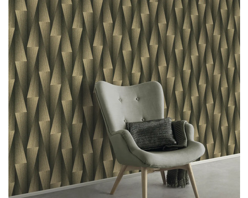 Obývacia izba s geometrickou tapetou a kreslom