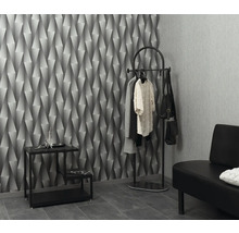 Scéna s geometrickou tapetou, vešiakom, stolom a lavicou