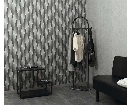 Scéna s geometrickou tapetou, vešiakom, stolom a lavicou