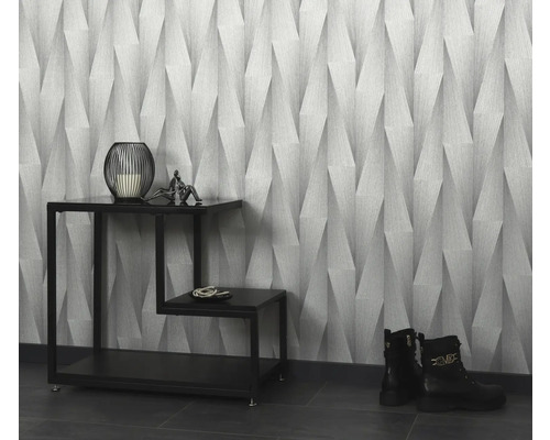 Pohľad do miestnosti s tapetou so vzorom, dekoráciami na príručnom stolíku a topánkami