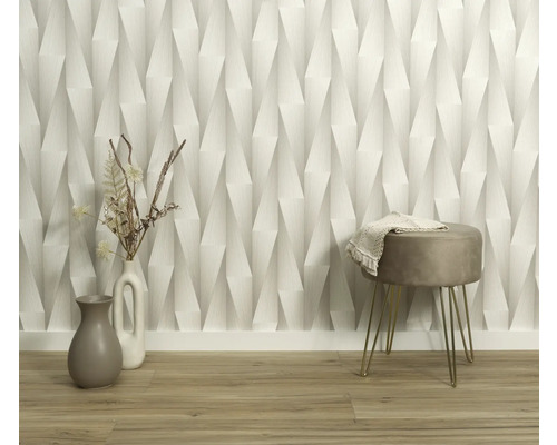 Svetlá miestnosť so vzorovanou tapetou, vázou a stoličkou