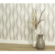 Pohľad do miestnosti s trojrozmernou tapetou a dekoratívnymi vázami