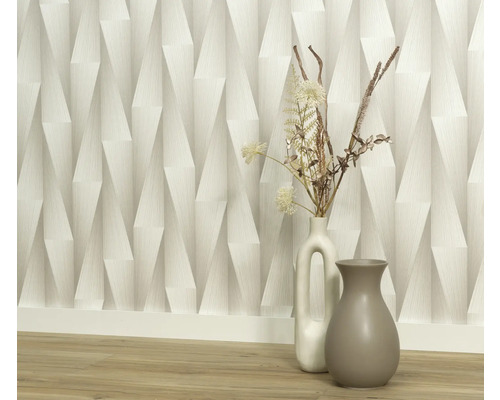 Pohľad do miestnosti s trojrozmernou tapetou a dekoratívnymi vázami