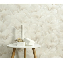 Detail steny s kvetinovou tapetou, stôl s dekoráciami