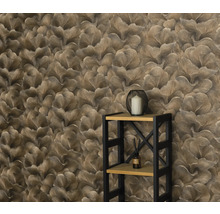 Tapeta s kvetinovým vzorom a polica v izbe