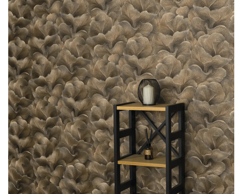 Tapeta s kvetinovým vzorom a polica v izbe