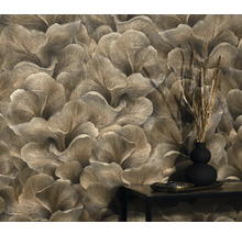 Detailný záber steny s kvetinovou tapetou a malého stolíka s dekoráciou