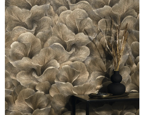 Detailný záber steny s kvetinovou tapetou a malého stolíka s dekoráciou