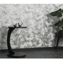 Obývacia izba s kvetinovou tapetou, odkladacím stolíkom a izbovou rastlinou