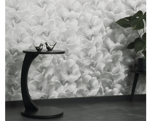 Obývacia izba s kvetinovou tapetou, odkladacím stolíkom a izbovou rastlinou