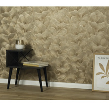 Obývacia izba so vzorovanou tapetou, odkladacím stolíkom, knihami a dekoráciou