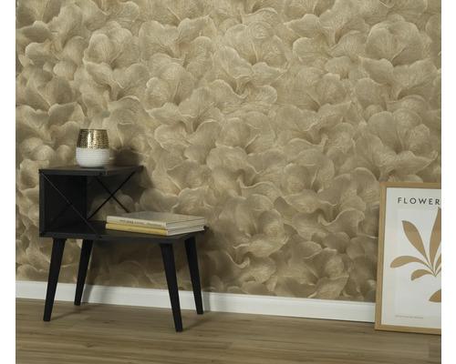 Obývacia izba so vzorovanou tapetou, odkladacím stolíkom, knihami a dekoráciou