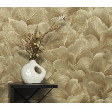 Zlatá tapeta s kvetinovým vzorom, dekorácia s vázou a sušenými kvetmi na polici