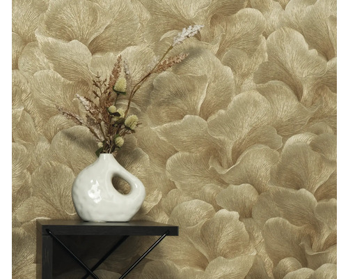 Zlatá tapeta s kvetinovým vzorom, dekorácia s vázou a sušenými kvetmi na polici