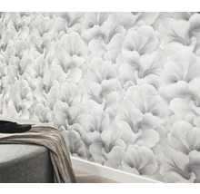 Tapeta s kvetinovým vzorom na stene