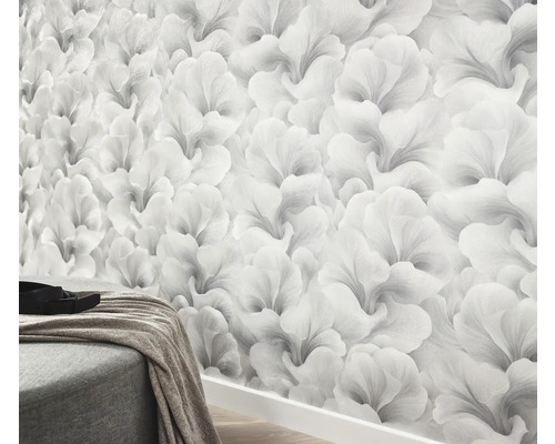 Tapeta s kvetinovým vzorom na stene