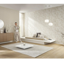 Svetlá obývacia izba s tapetami so vzormi, nízkou pohovkou, kobercom a dekoráciou