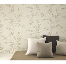 Tapeta s rastlinným vzorom a vankúše na lavici