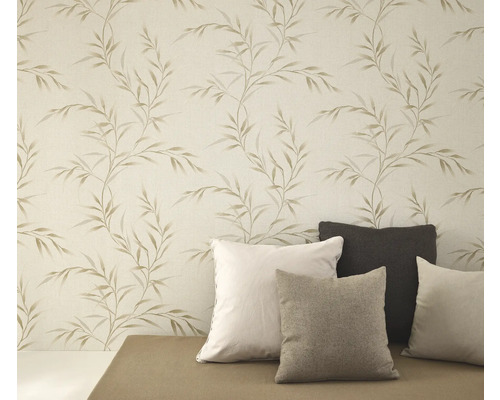 Tapeta s rastlinným vzorom a vankúše na lavici