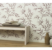 Dekoratívny interiér s tapetou, lavicou a doplnkami pre útulný domov.