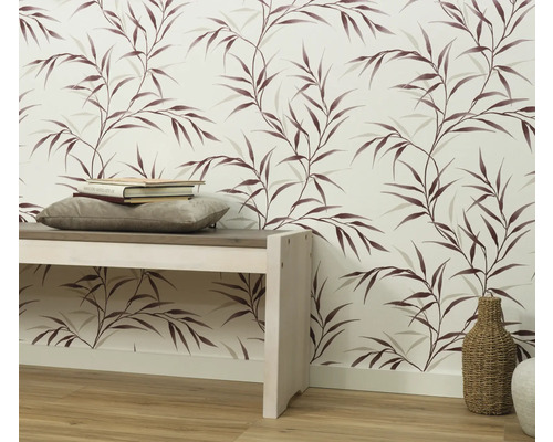 Dekoratívny interiér s tapetou, lavicou a doplnkami pre útulný domov.