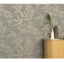 Tapeta so vzorom bambusových listov na stene