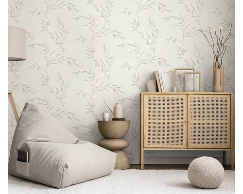 Svetlá obývacia izba s tapetou s motívom listov, sedacím vakom, komodou a príručným stolíkom