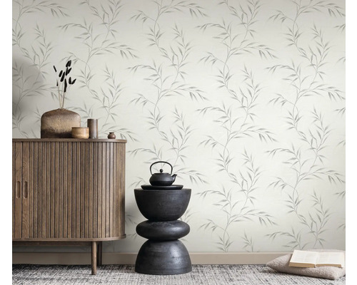 Pohľad na izbu so skriňou, dekoráciou a tapetou so vzorom listov