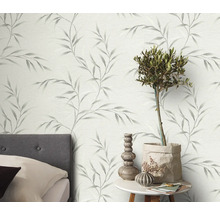 Dekoratívna izba so vzorovanou tapetou a príručným stolíkom