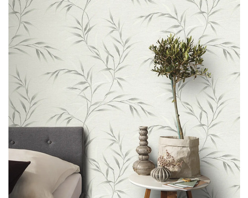 Dekoratívna izba so vzorovanou tapetou a príručným stolíkom