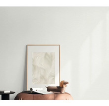 Dekoratívny obraz s rámom, umiestnený na stoličke s príslušenstvom