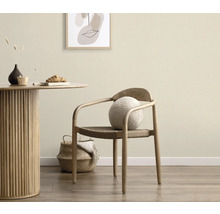 Svetlá izba s dreveným stolom, stoličkou, vankúšom a dekoráciou