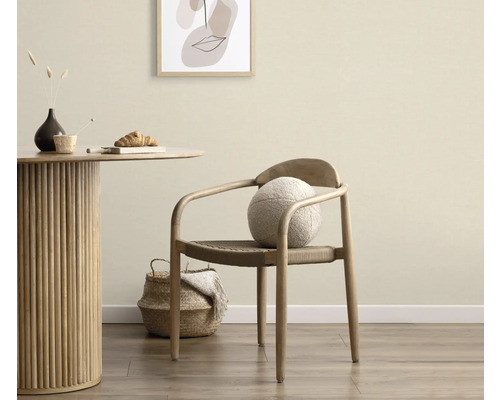 Svetlá izba s dreveným stolom, stoličkou, vankúšom a dekoráciou