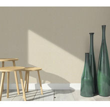 Scéna s tromi drevenými stoličkami a tromi štíhlymi dekoratívnymi vázami na drevenej podlahe pred stenou