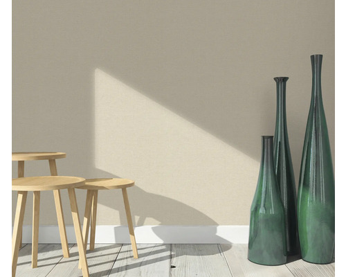 Scéna s tromi drevenými stoličkami a tromi štíhlymi dekoratívnymi vázami na drevenej podlahe pred stenou