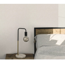 Spálňa s nočnou lampou s odhalenou žiarovkou