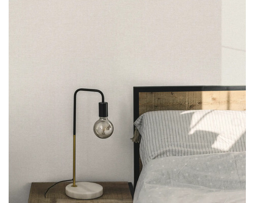 Spálňa s nočnou lampou s odhalenou žiarovkou