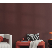 Obývacia izba s lavicou, vankúšmi a dekoráciou pred stenou