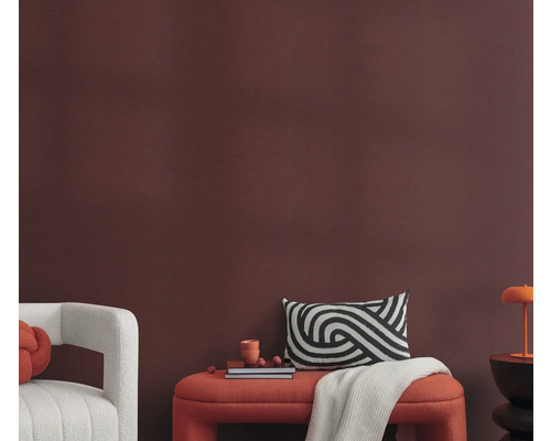 Obývacia izba s lavicou, vankúšmi a dekoráciou pred stenou