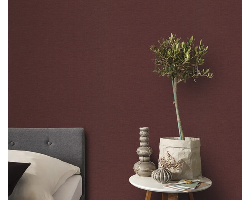 Spálňa s posteľou, nočným stolíkom a dekoratívnou nástennou tapetou pre útulnú atmosféru.