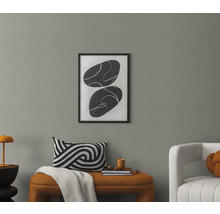 Obývacia izba s abstraktným obrazom, vankúšom a lavicou