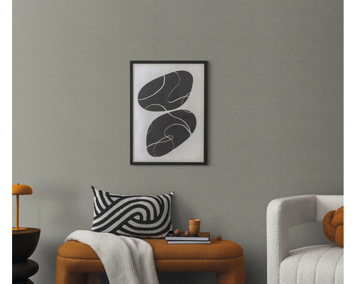 Obývacia izba s abstraktným obrazom, vankúšom a lavicou