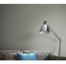 Obývacia izba so sivou tapetou, pohovkou a stojacou lampou