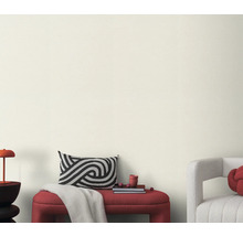 Obývacia izba s lavicou, vankúšom a dekoráciou pred svetlou stenou