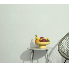 Svetlá miestnosť so stolom, misou s ovocím a stoličkou